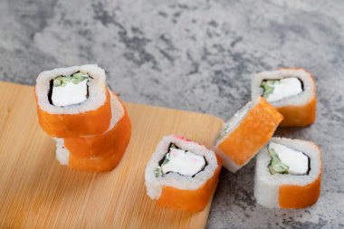 Somonlu suşi, füme yılan balığı, avokado, krem peynir. Yüksek kalite fotoğraf