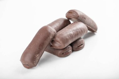 Beyaz arka plana yerleştirilmiş lezzetli çikolatalı kekler. Yüksek kalite fotoğraf