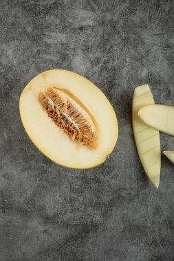 Mermer yüzeyine yerleştirilmiş taze kavun seti. Yüksek kalite fotoğraf