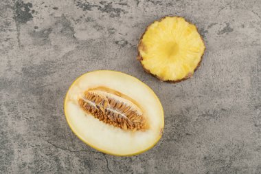 Yarım dilimlenmiş kavun ve arka planda ananas dilimi. Yüksek kalite fotoğraf