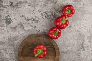 Taş yüzeyde ahşap bir tabak kırmızı dolma biber. Yüksek kalite fotoğraf