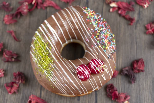 Een Chocolade Donut Met Rozenblaadjes Geplaatst Een Houten Tafel Hoge — Stockfoto