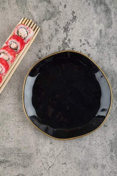 Rol Sushi Met Sojasaus Eetstokjes Een Stenen Ondergrond Hoge Kwaliteit — Stockfoto