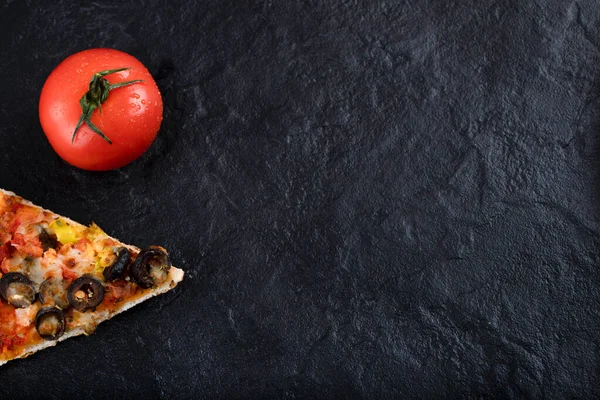 Кусок Вкусной Пиццы Свежим Красным Помидором Черном Фоне Высокое Качество — стоковое фото