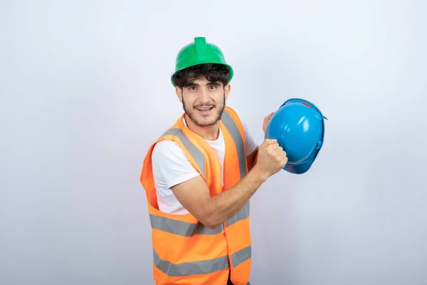 Joven Trabajador Construcción Sosteniendo Hardhat Sobre Fondo Blanco Foto Alta — Foto de Stock