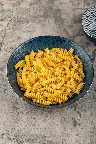 Cuenco Azul Pasta Fusilli Cruda Sobre Fondo Piedra Foto Alta —  Fotos de Stock