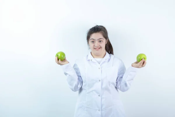 Девушка Форме Доктора Держит Руках Зеленые Яблоки Высокое Качество Фото — стоковое фото