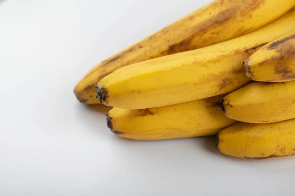 Скопление Спелых Желтых Бананов Белом Фоне Высокое Качество Фото — стоковое фото