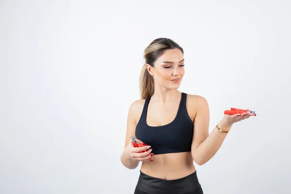 Retrato Bela Mulher Esportiva Com Expansor Mão Foto Alta Qualidade — Fotografia de Stock