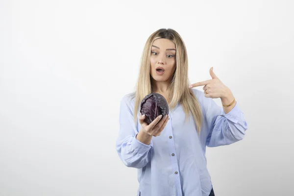 Hezká Žena Modrém Oblečení Pózuje Jedním Zelím Bílém Pozadí Kvalitní — Stock fotografie