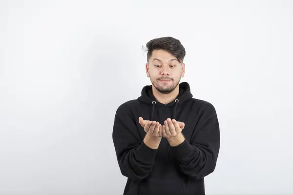 Beeld Van Een Jonge Man Zwarte Hoodie Staand Poserend Hoge — Stockfoto