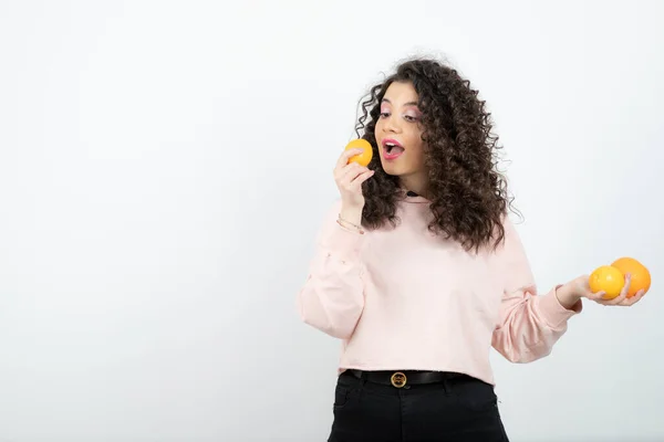 Portrait Jeune Femme Bouclée Pull Rose Mangeant Orange Photo Haute — Photo