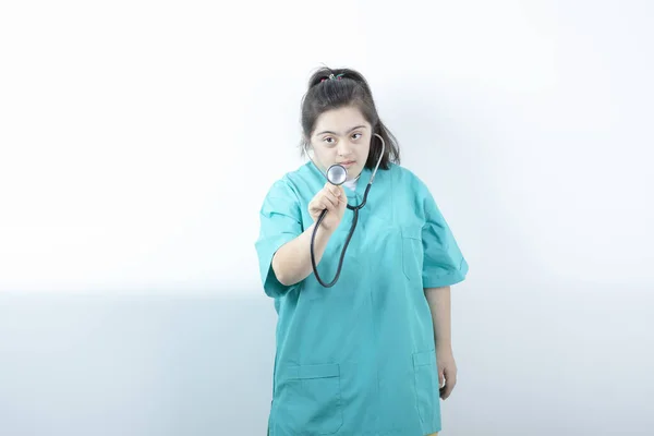 Молодая Медсестра Стоящая Стетоскопом Белой Стены Высокое Качество Фото — стоковое фото