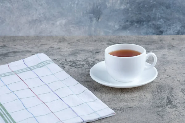 Egy Csésze Fekete Tea Csíkos Terítő Márvány Háttérrel Kiváló Minőségű — Stock Fotó
