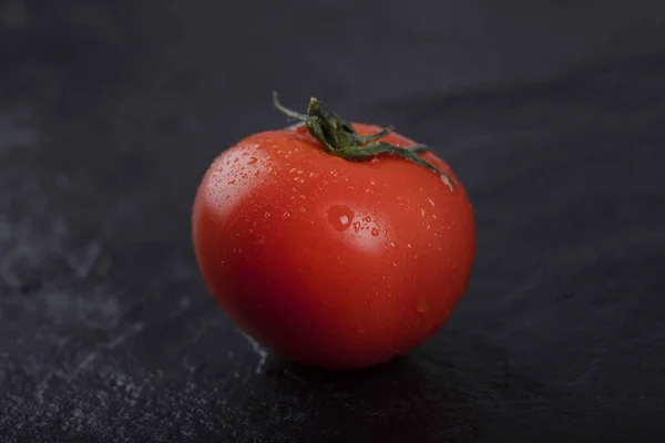 Eine Ganze Rote Frische Tomate Auf Schwarzem Hintergrund Hochwertiges Foto — Stockfoto