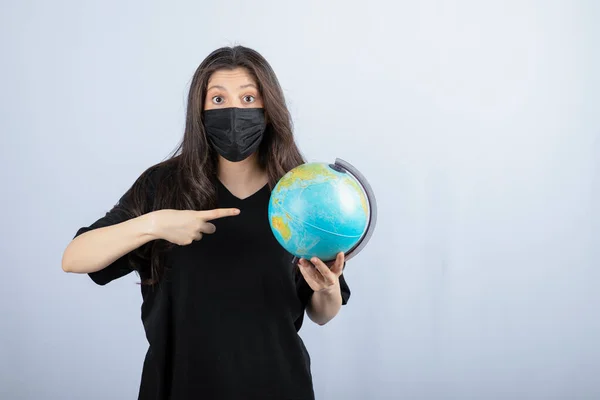 Donna Bruna Con Capelli Lunghi Maschera Medica Che Punta Mondo — Foto Stock