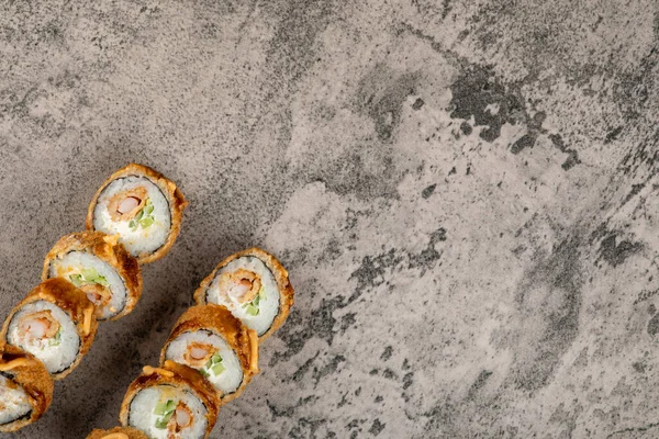 Conjunto Rolos Sushi Frito Quente Com Salmão Sobre Fundo Pedra — Fotografia de Stock