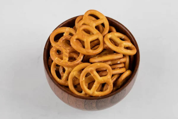 Cracker Bretzels Con Sale Isolato Uno Sfondo Bianco Foto Alta — Foto Stock