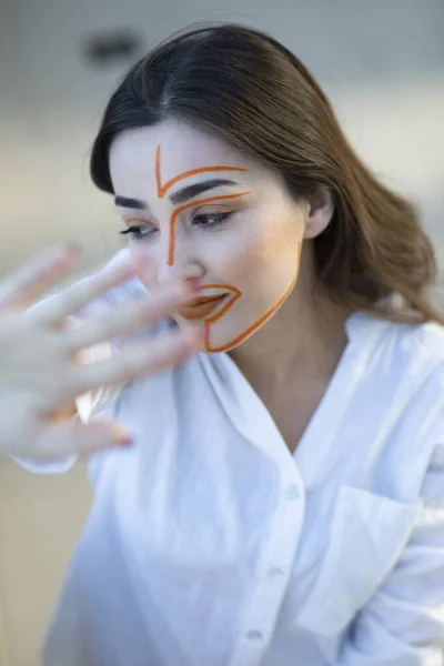 Porträt Einer Jungen Frau Mit Aufgemaltem Gesicht Hochwertiges Foto — Stockfoto