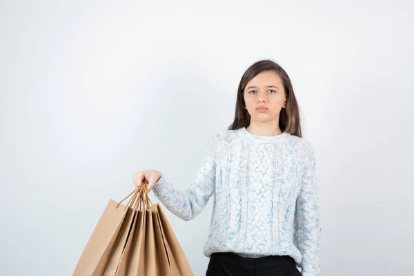 Foto Una Adolescente Suéter Pie Sosteniendo Bolsas Papel Foto Alta —  Fotos de Stock