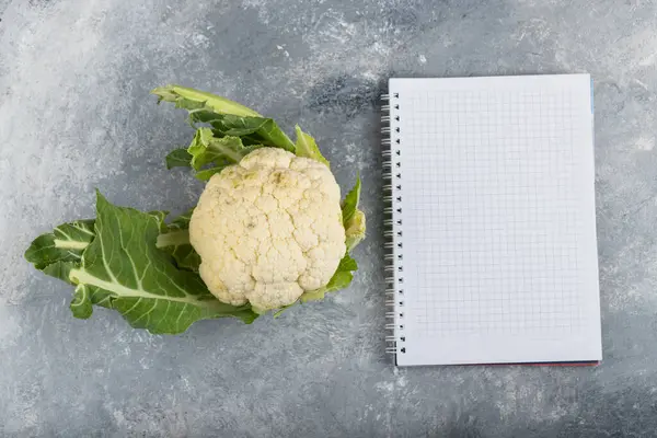 Kembang Kol Organik Dengan Daun Dan Notebook Kosong Dengan Latar — Stok Foto