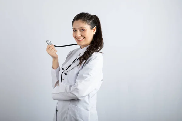 Hermosa Doctora Bata Blanca Posando Con Estetoscopio Sobre Pared Blanca — Foto de Stock