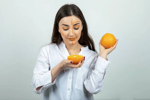 Image Young Woman Painted Face Holding Halved Orange High Quality — Stock Photo, Image