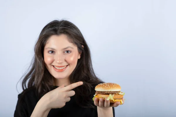 Foto Der Schönen Jungen Frau Zeigt Köstlichen Fleisch Burger Foto — Stockfoto
