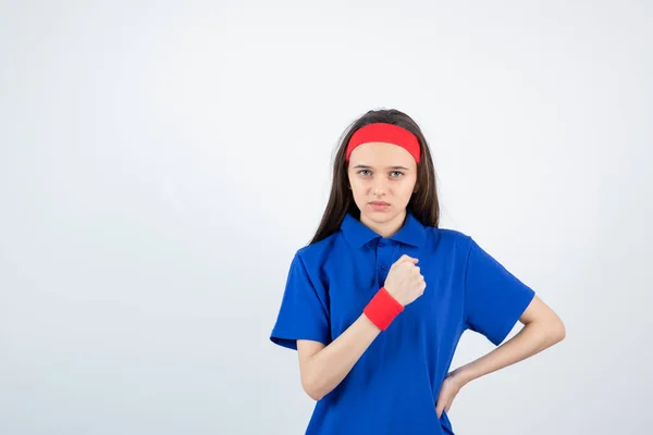 Retrato Una Joven Deportista Mostrando Puño Sobre Una Pared Blanca —  Fotos de Stock