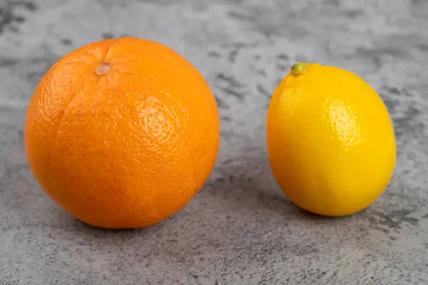 Limón Fresco Con Una Naranja Sana Aislada Sobre Fondo Piedra —  Fotos de Stock