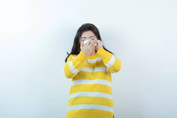 Menina Bonito Nova Camisola Listrada Segurando Xícara Café Fundo Branco — Fotografia de Stock