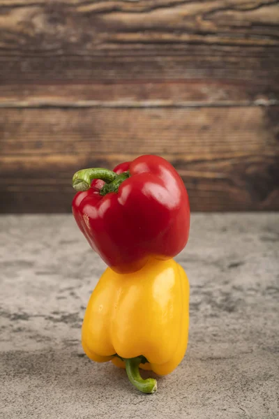 Sárga Piros Paprika Elhelyezett Háttér Kiváló Minőségű Fénykép — Stock Fotó