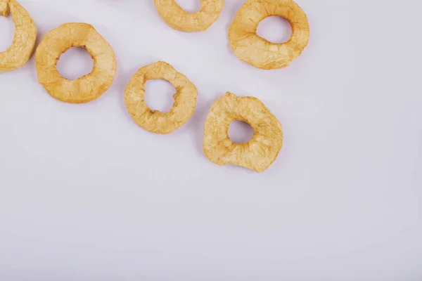 Heerlijke Gedroogde Appelringen Witte Achtergrond Hoge Kwaliteit Foto — Stockfoto