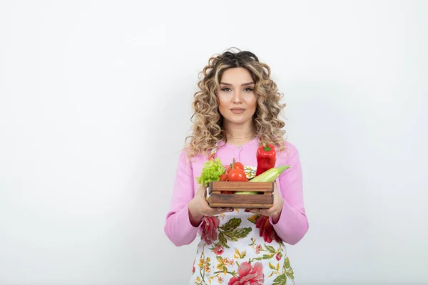 Belle Femme Tablier Avec Boîte Légumes Frais Posant Photo Haute — Photo