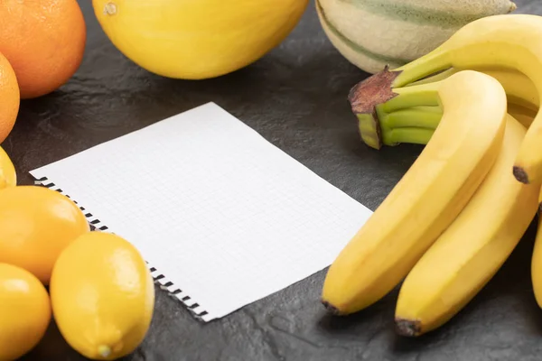 Verschiedene Frische Gesunde Früchte Mit Einem Blatt Papier Auf Schwarzem — Stockfoto