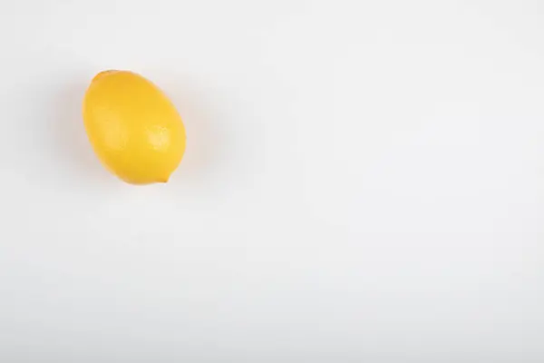 Pojedyncza Żółta Cytryna Izolowana Białym Tle Wysokiej Jakości Zdjęcie — Zdjęcie stockowe