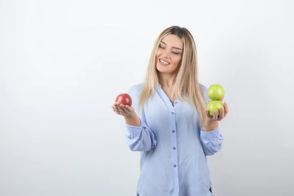 Portret Foto Van Een Vrij Aantrekkelijke Vrouw Model Staande Met — Stockfoto