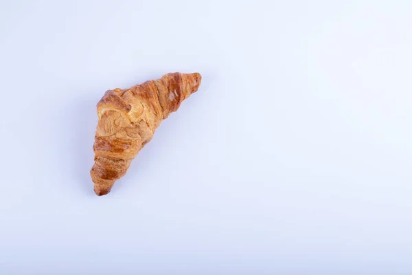 Croissant Proaspăt Delicios Pentru Micul Dejun Izolat Fundal Alb Fotografie — Fotografie, imagine de stoc
