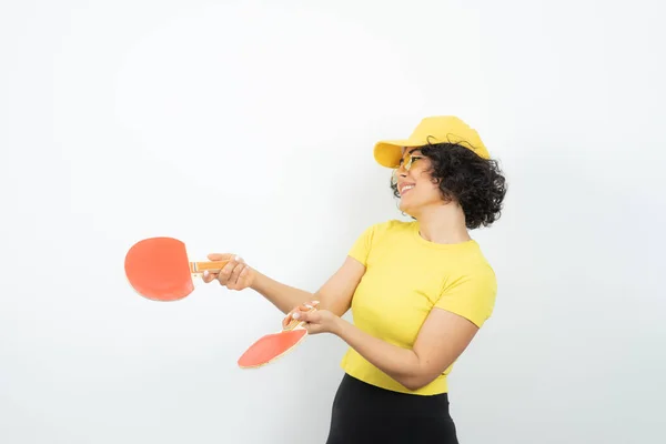 Joven Posando Con Raquetas Tenis Sobre Fondo Blanco —  Fotos de Stock