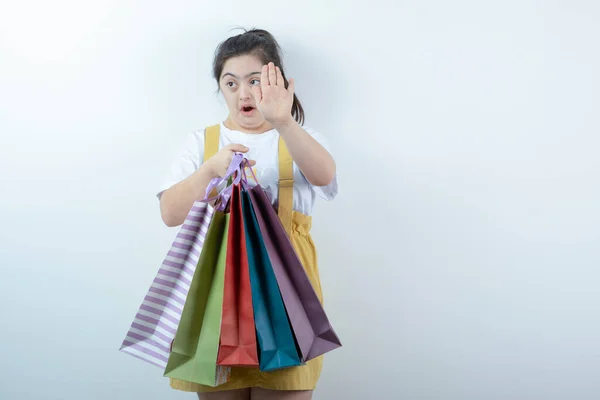 Adorabile Ragazza Con Sindrome Che Tiene Borse Della Spesa Sfondo — Foto Stock