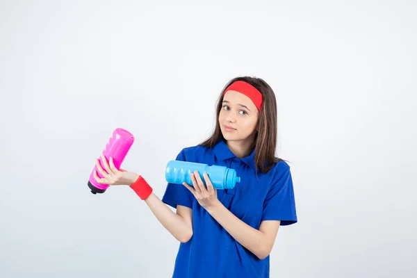 Foto Uma Jovem Menina Desportiva Segurando Garrafas Coloridas Água Foto — Fotografia de Stock