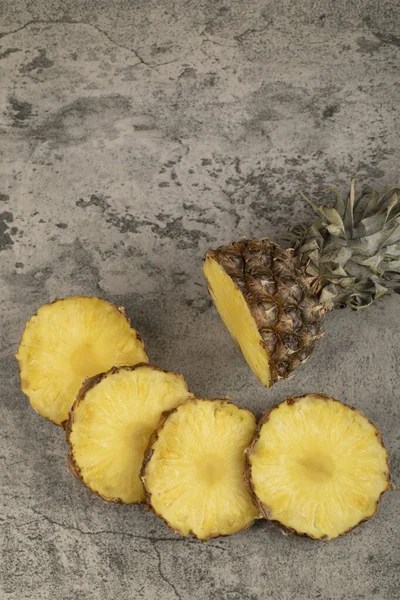 Tacı Taş Zemine Yerleştirilmiş Sulu Olgun Ananas Yüksek Kalite Fotoğraf — Stok fotoğraf