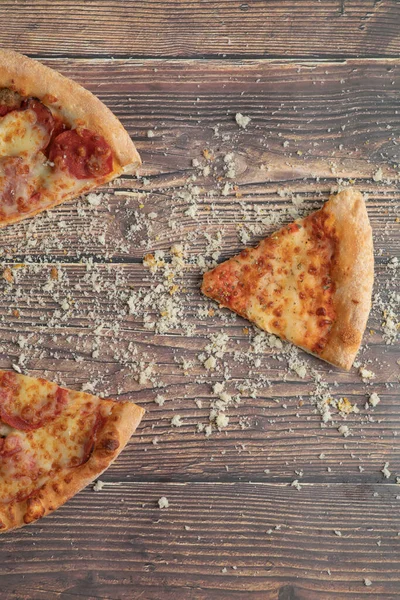 맛있는 페퍼로니와 피자에는 식탁에 부스러기가 있습니다 고품질 — 스톡 사진