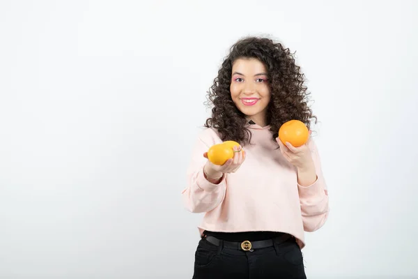 Piękna Młoda Kręcona Dziewczyna Trzyma Świeże Owoce Pomarańczowe Wysokiej Jakości — Zdjęcie stockowe