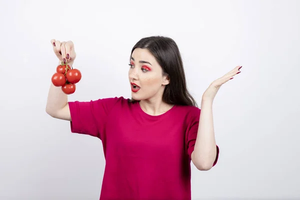 Krásná Brunetka Dívá Čerstvou Červenou Hromadu Rajčat Kvalitní Fotografie — Stock fotografie