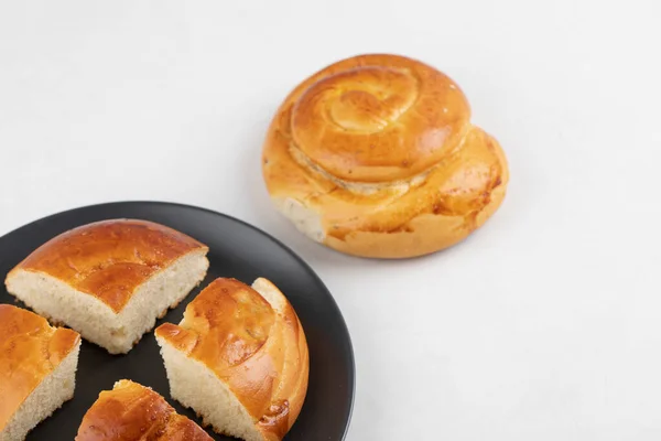 Rebanadas Deliciosa Pastelería Fresca Plato Negro Sobre Fondo Blanco Foto —  Fotos de Stock