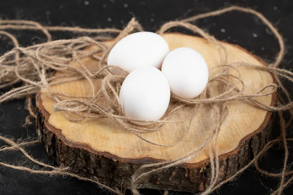 Bindtouw Met Biologische Eieren Houten Plank Zwarte Ondergrond Hoge Kwaliteit — Stockfoto