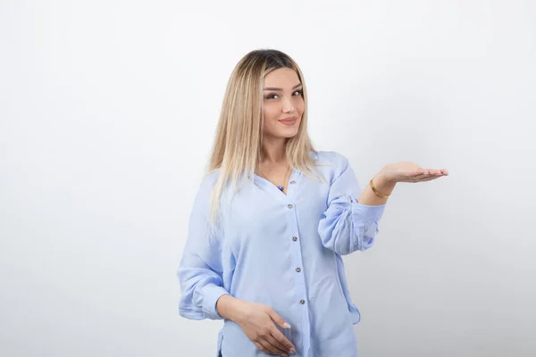 Joven Mujer Bonita Pie Posando Sobre Fondo Blanco Foto Alta —  Fotos de Stock