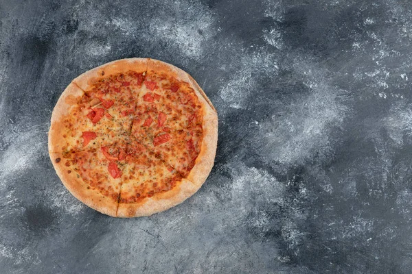 Intera Gustosa Pizza Margherita Posta Superficie Marmorea Illustrazione Alta Qualità — Foto Stock