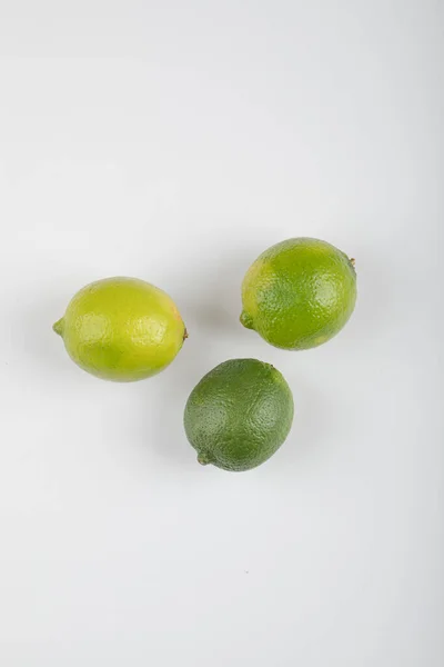 Fruta Fresca Lima Madura Aislada Sobre Fondo Blanco Foto Alta —  Fotos de Stock